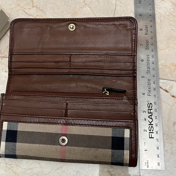 Burberry Wallet with original box and dust bag. - Picture 15 of 16